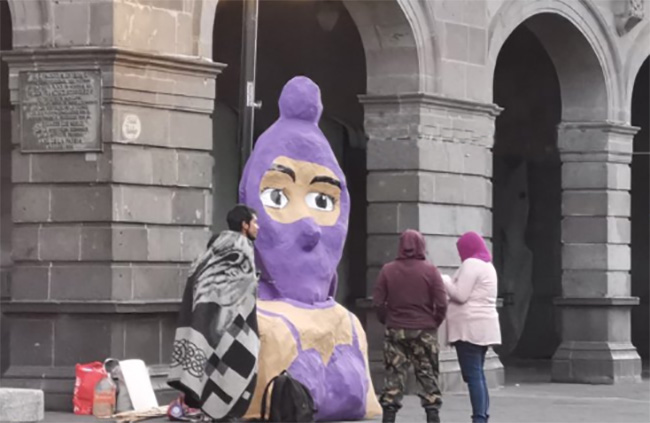 Se alistan para marcha por el Día Internacional de la Mujer en el zócalo de Puebla