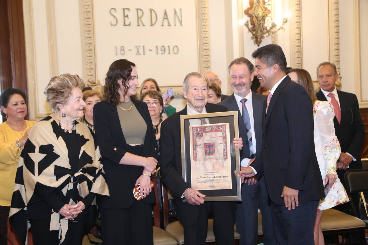 Marco Aurelio Barocio, ícono de la ingeniería en Puebla, recibe copia de la Cédula Real