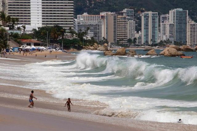 Turista muere en Acapulco tras ser arrastrada por el mar de fondo