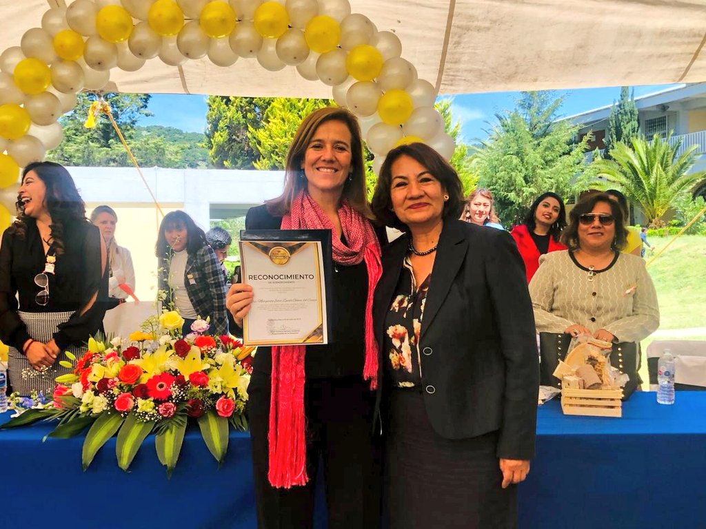 Margarita Zavala apadrina a alumnos en Tochimilco