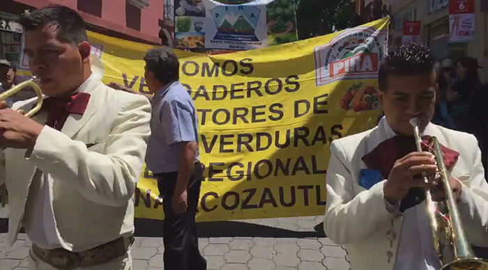 Comerciantes de Atlixco celebra su llegada a la plazuela de Santa Rita