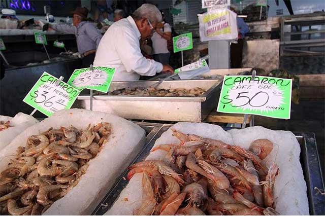 Registran comerciantes de marisco en Atlixco bajas ventas por calor
