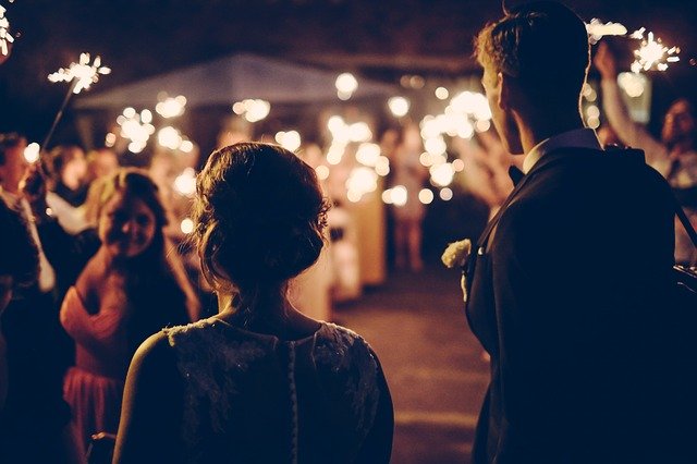 VIDEO Sujeto se venga de su novia infiel en plena boda