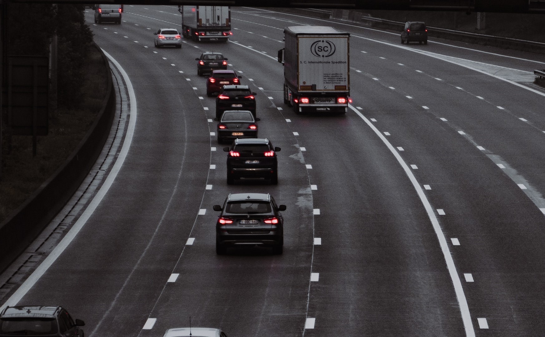 Más allá de la ubicación: 7 aplicaciones del rastreo satelital vehicular