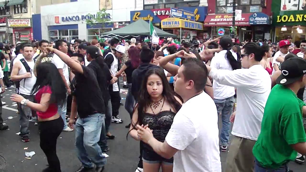 VIDEO Convierten marcha en baile sonidero frente al zócalo