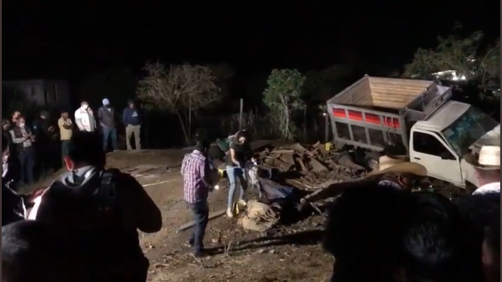 Cuatro migrantes muertos y 20 lesionados por volcadura en Chiapas 