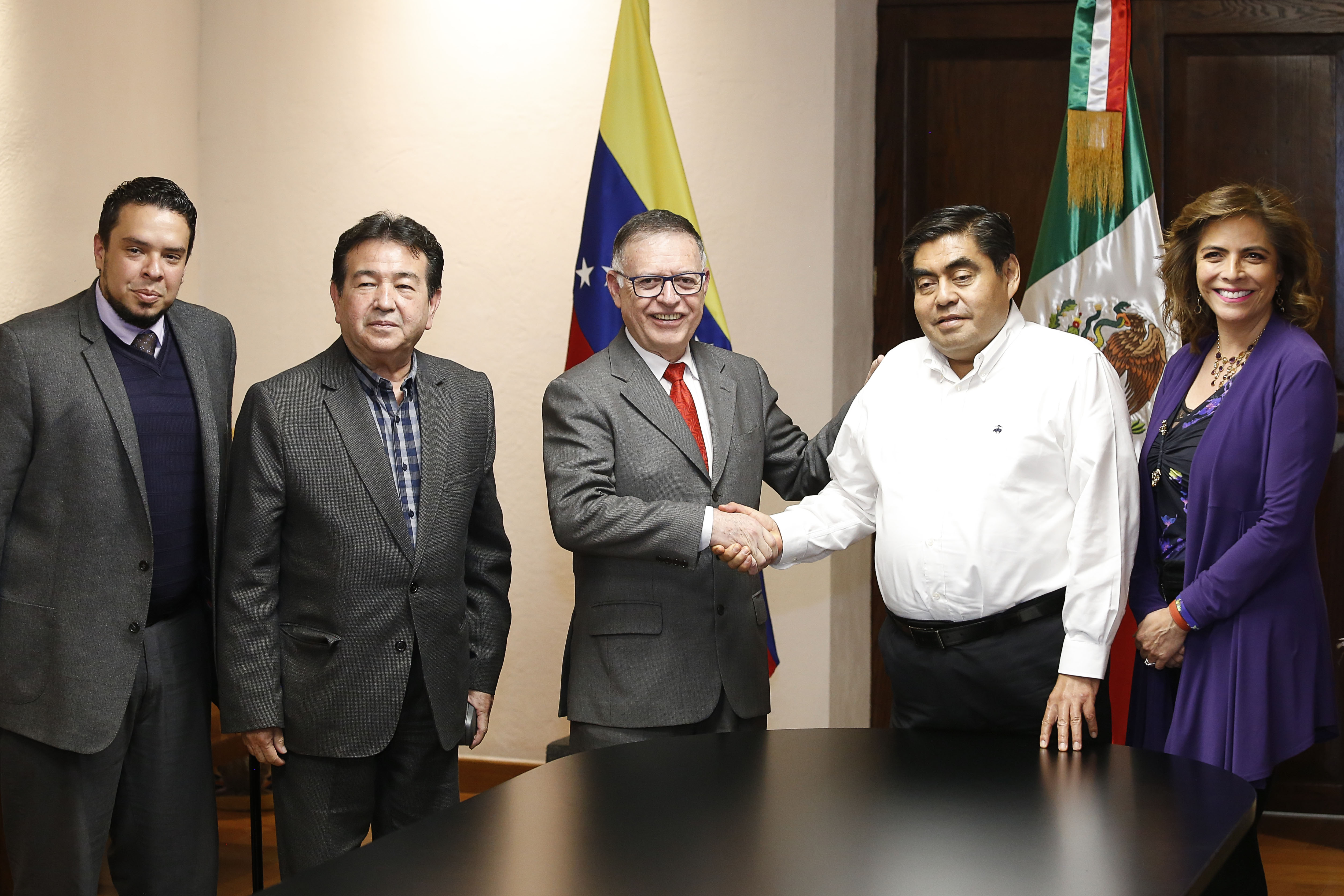 Se reúnen Barbosa y el embajador de Venezuela