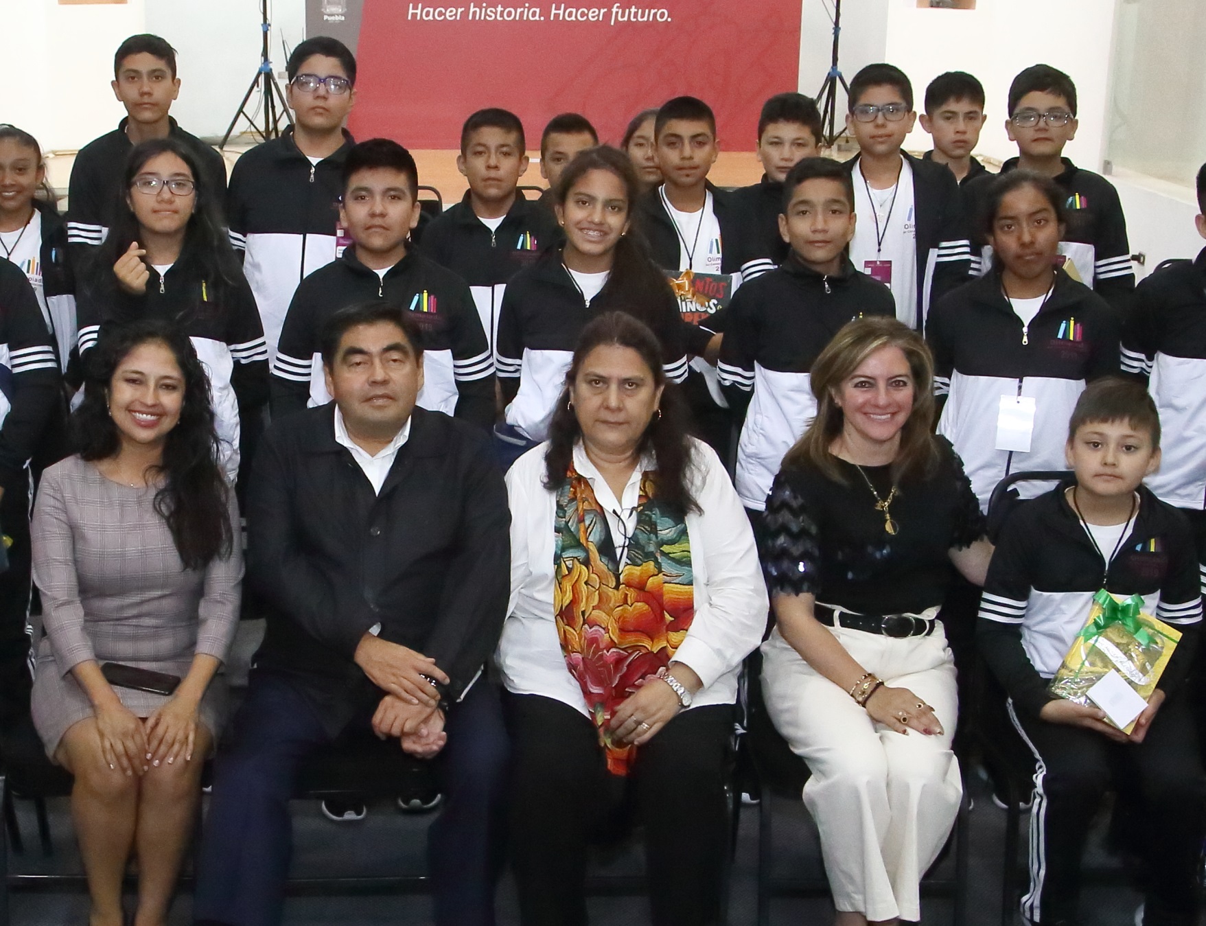 Recibe Barbosa a ganadores de la Olimpiada del Conocimiento