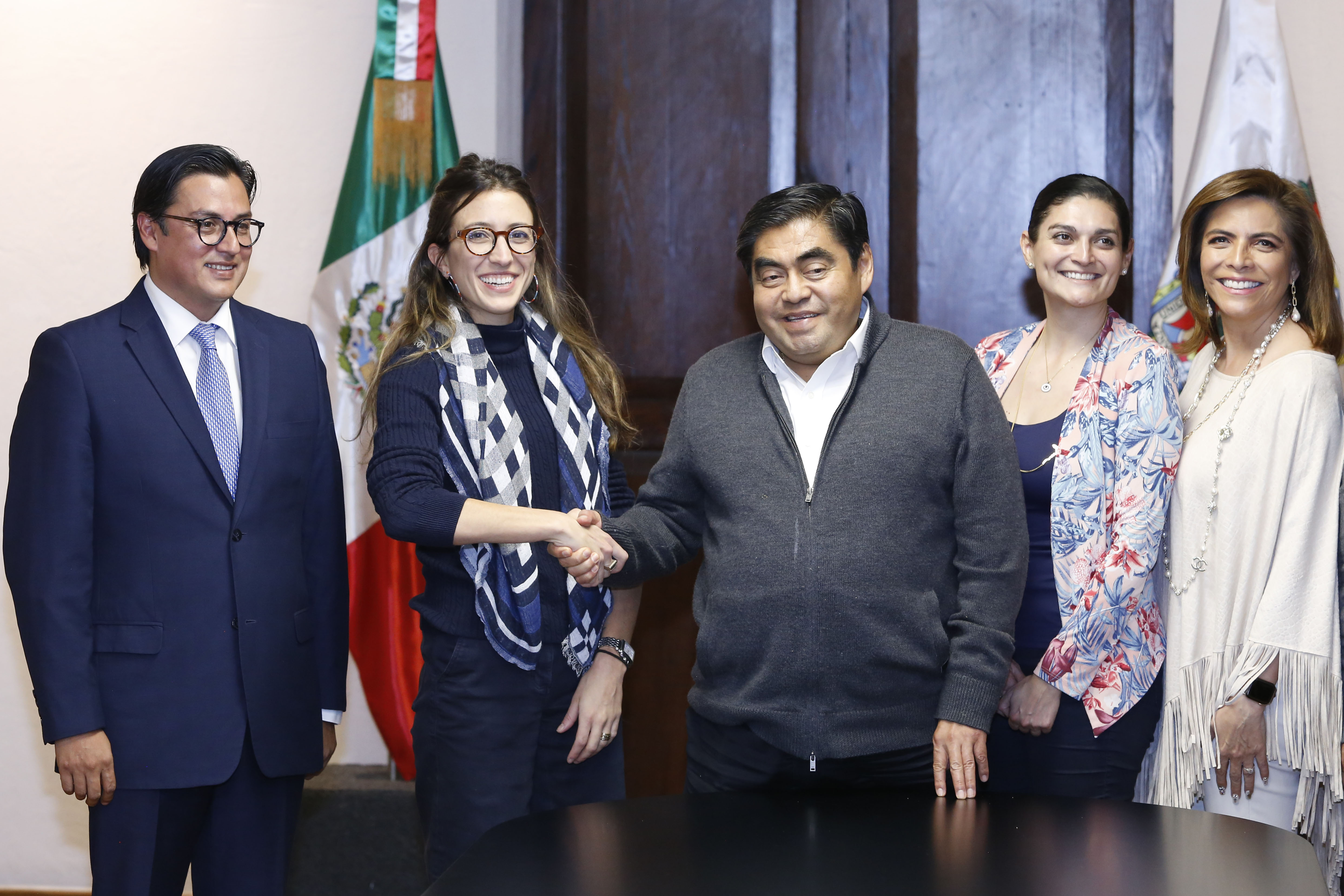 Firma Barbosa convenio con Waze para mejorar movilidad en Puebla