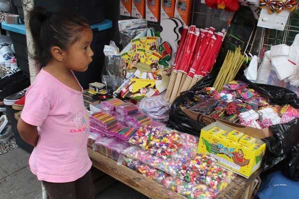 Vigilarán la venta de pirotecnia en mercados de Puebla capital