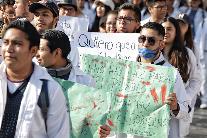 Estudiantes de medicina se manifiestan frente a la Fiscalía de Puebla