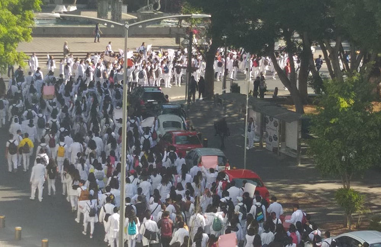 Con marcha alumnos de medicina BUAP exigen alto a la delincuencia