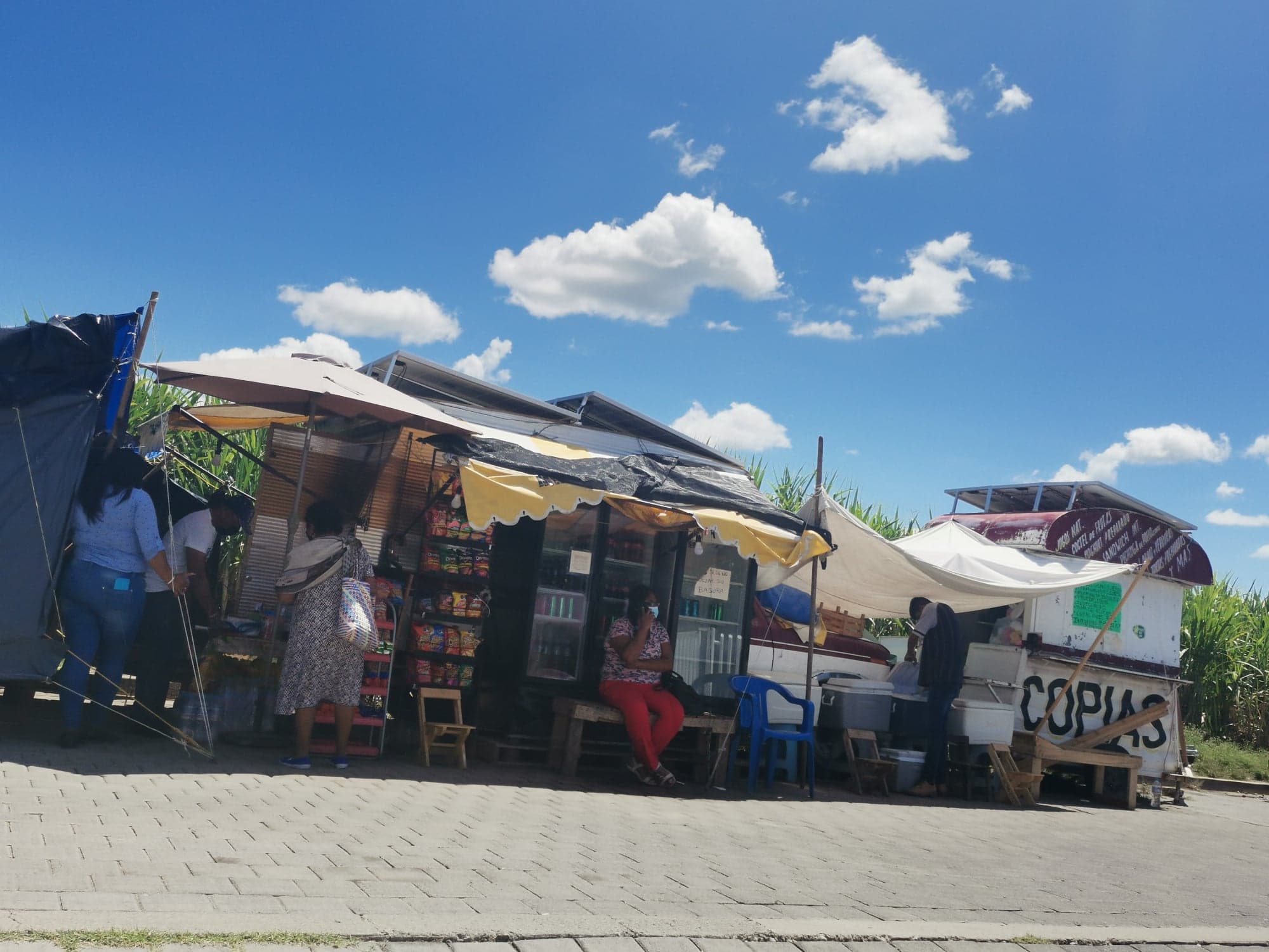 Ambulantes venden medicinas caras y caducas afuera del Hospital General de Izúcar