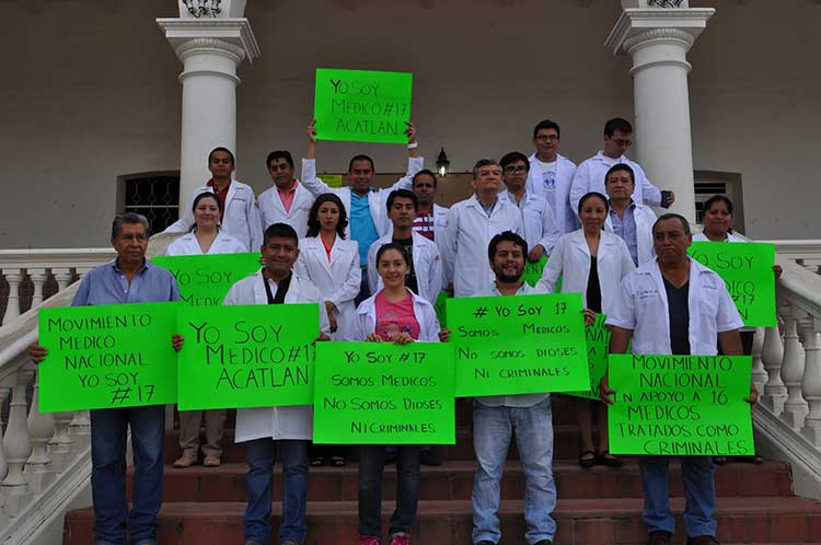 Hombres de batas blancas se suman a #YoSoyMedico17 en Acatlán