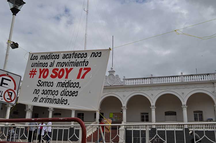Hombres de batas blancas se suman a #YoSoyMedico17 en Acatlán