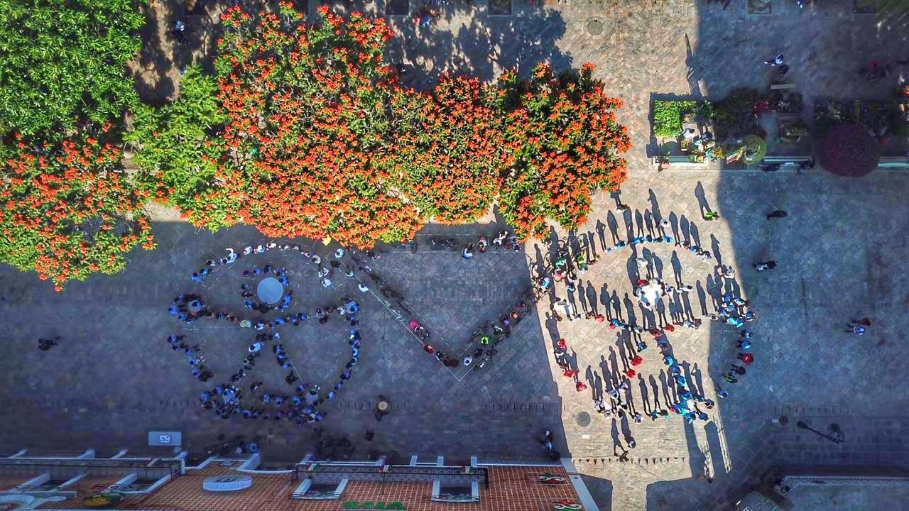 Cientos de personas forman bici gigante en Atlixco