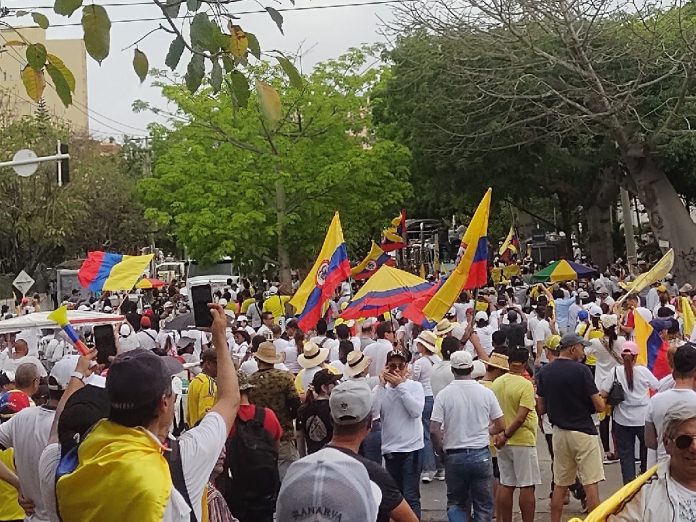 VIDEO Realizan colombianos mega marcha por la democracia