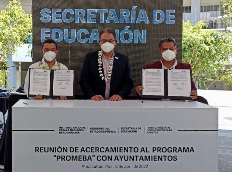 Ayuntamiento de Xiutetelco firma convenio para reducir el rezago educativo 