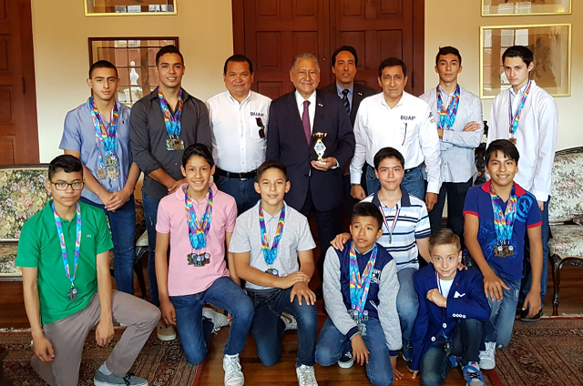 Melquiades Morales recibe a equipo representativo de la BUAP