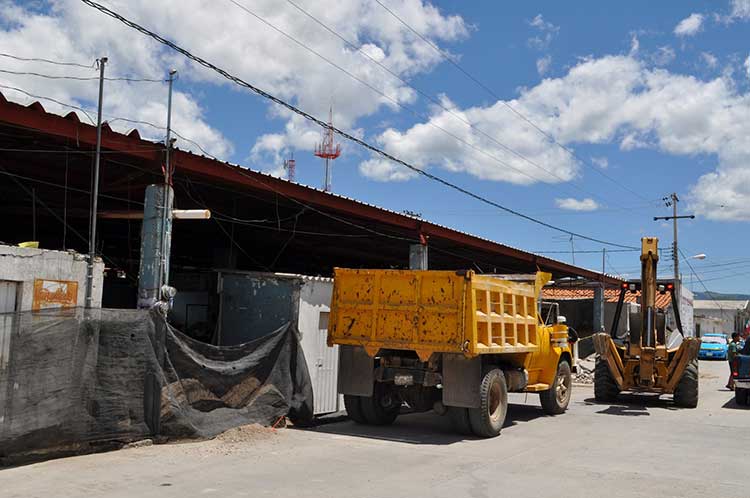 Rechazan locatarios obras en el mercado de Tehuitzingo