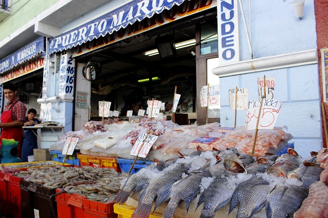 Ante alza de ventas en mercado de mariscos comerciantes exigen filtros sanitarios 