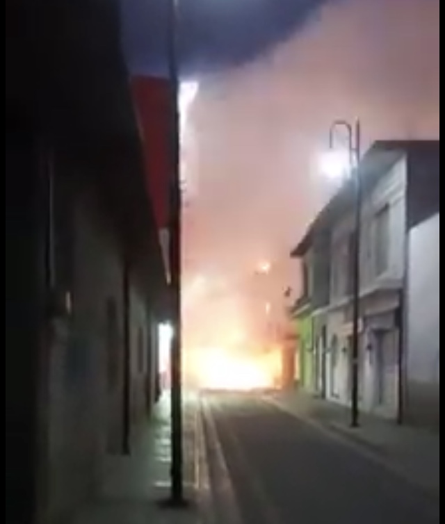 VIDEO Explota pirotecnia en mercado de Zinacantepec