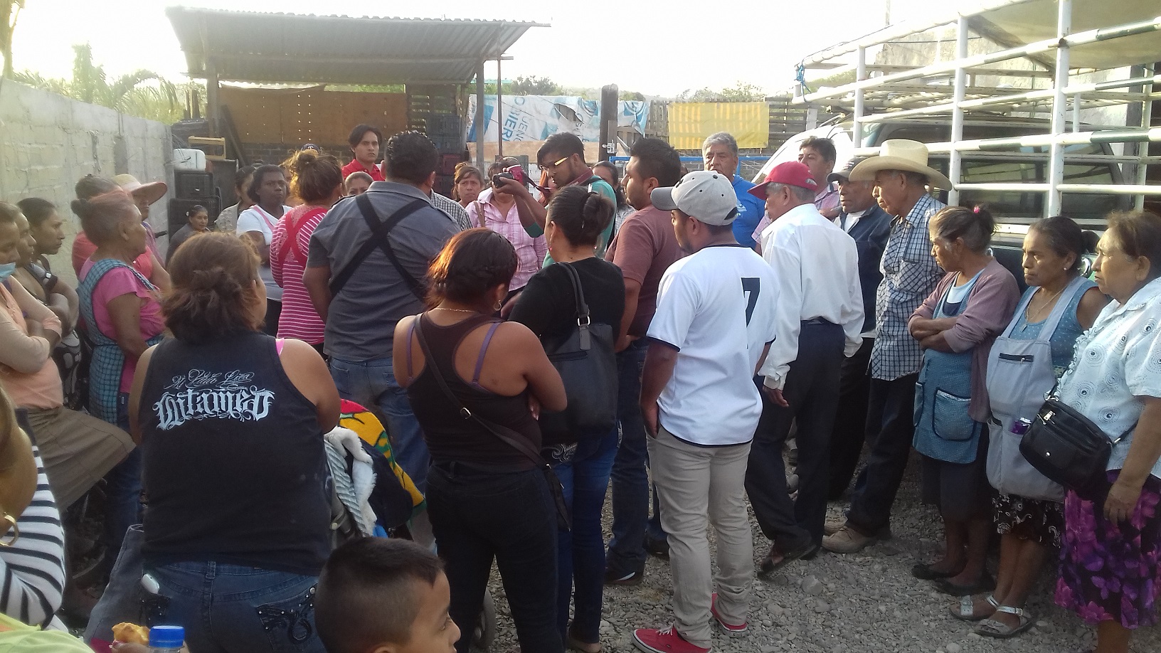 Rechazan comerciantes de Acatlán ser reubicados en nuevo mercado y tianguis 