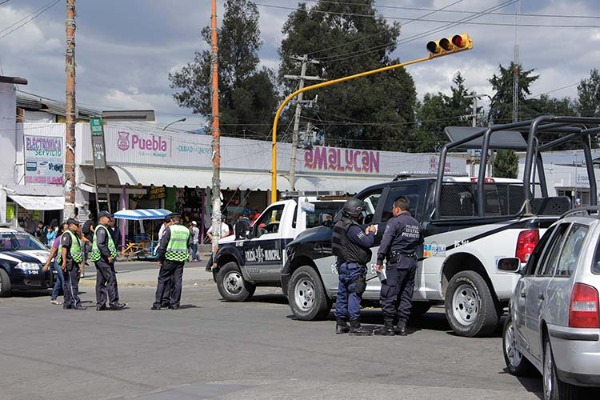 Policías y locatarios resguardan el mercado de Amalucan