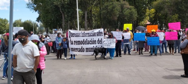 Por desconocer la obra, protestan locatarios del mercado de Huejotzingo