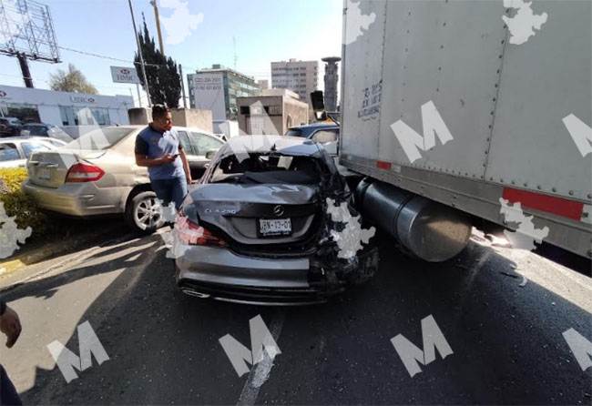 Tráiler se queda sin frenos y deshace Mercedes en La Paz