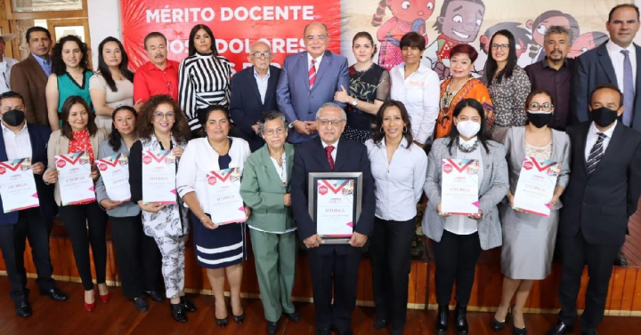 Otorgarán premio al mérito docente a Felipe Guzmán en Zacatlán