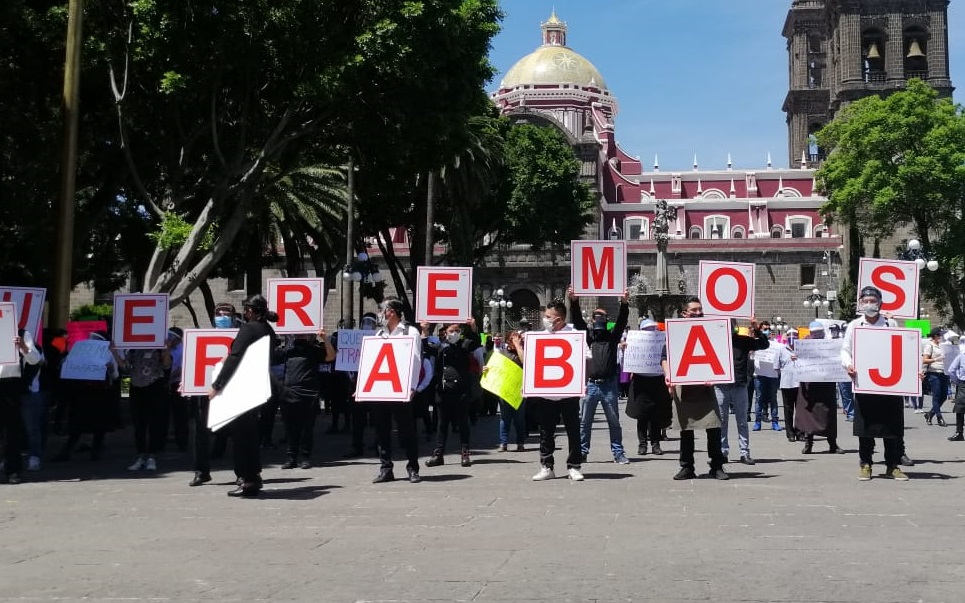 Por falta de empleo, meseros protestan en zócalo de Puebla