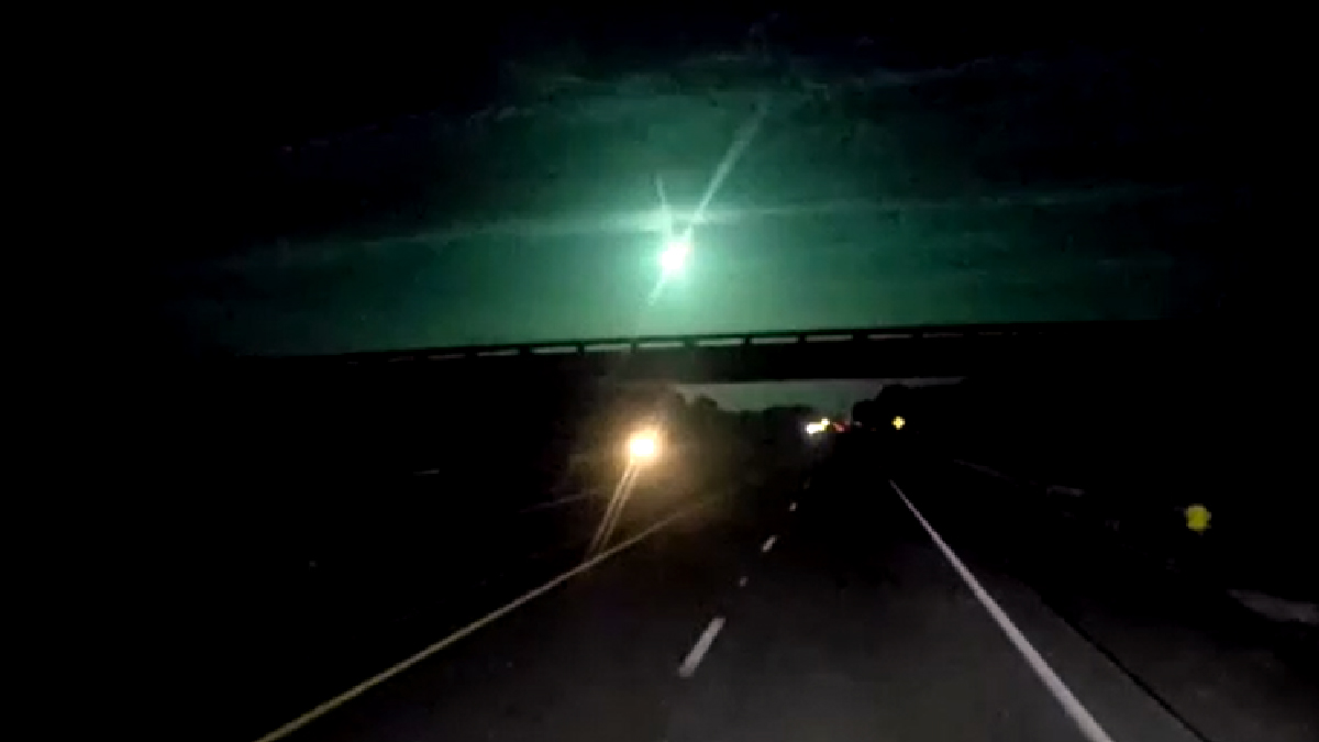 VIDEO Captan caída de meteorito e ilumina el cielo de verde en Estados Unidos