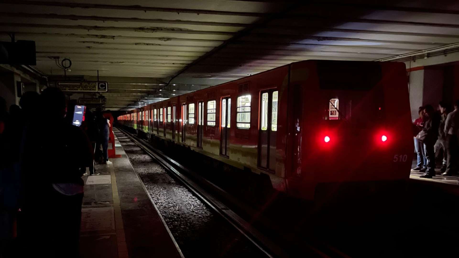Metro línea 9 se queda sin luz y provoca caos entre capitalinos