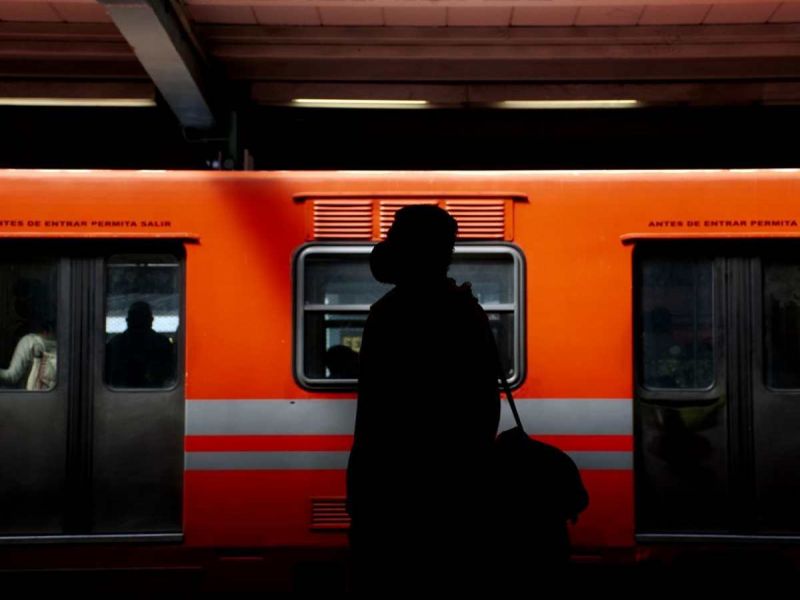 Joven se avienta al paso del metro y muere en la CDMX