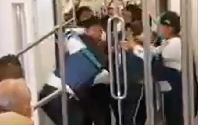 VIDEO Mujeres policías se enfrentan contra ambulantes en el metro de la CDMX