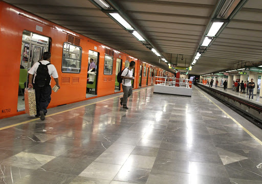 Muere electrocutado usuario del Metro al bajar a las vías por su celular