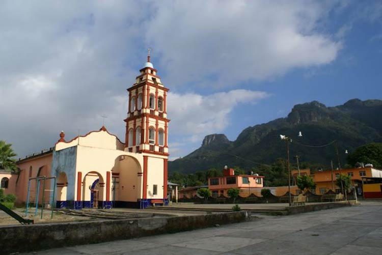 De fiesta Mexcalcuautla, en honor a San Miguel Arcángel
