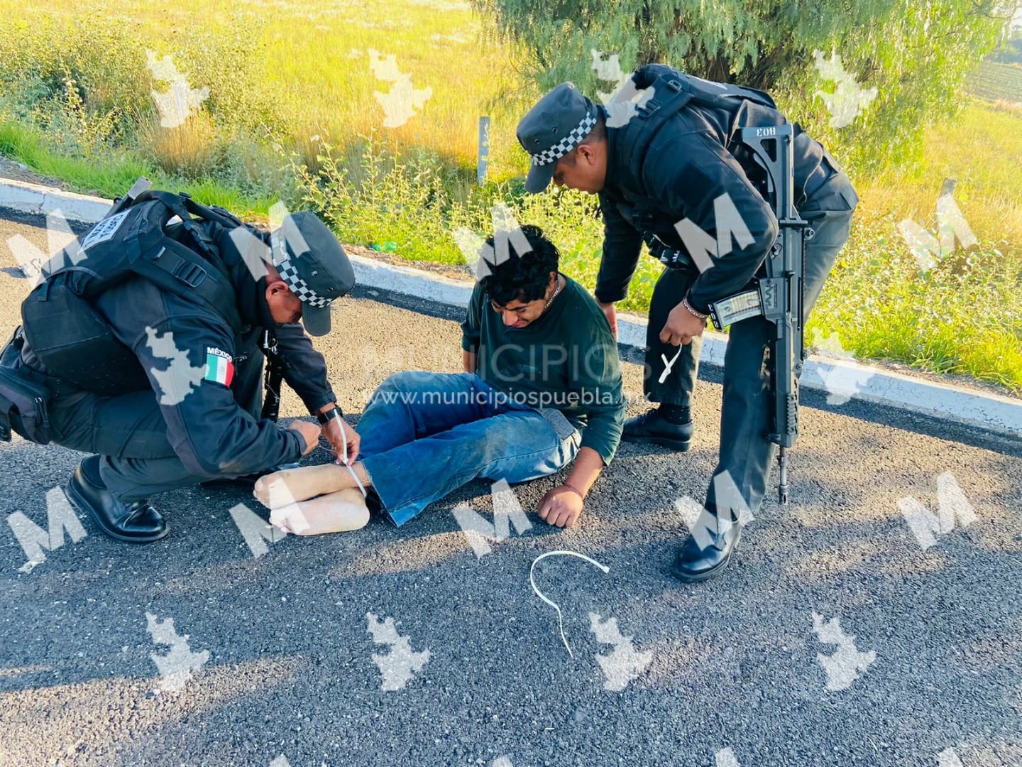 Asaltan a chofer y lo dejan atado en acotamiento de la México-Puebla