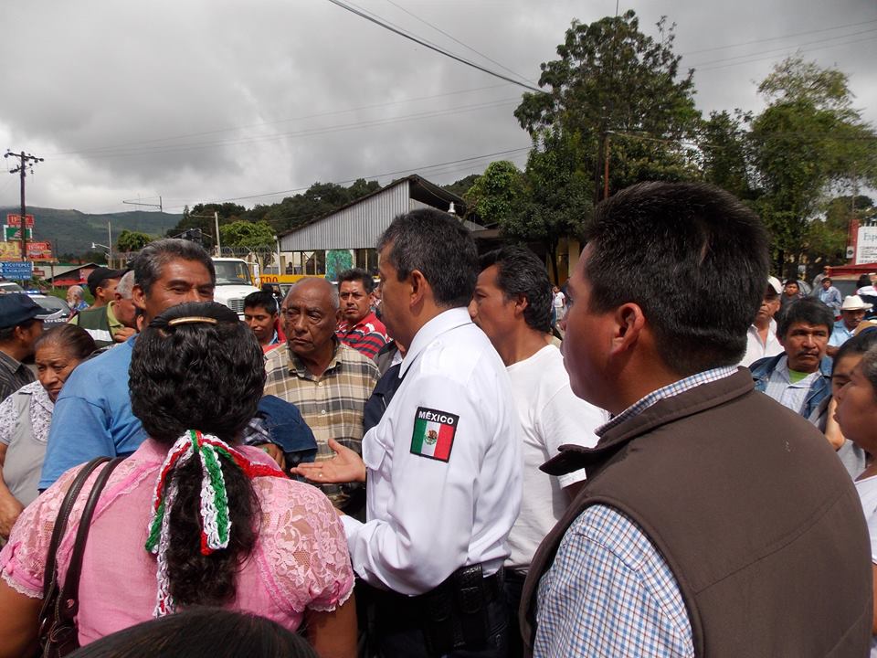 Bloquean la México-Tuxpan previo a visita de Peña Nieto