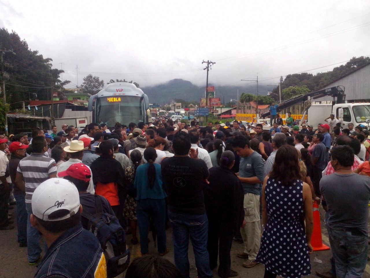 Bloquean la México-Tuxpan previo a visita de Peña Nieto