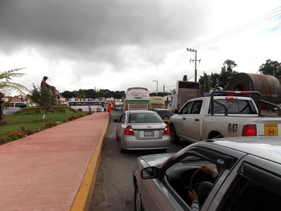 Bloquean la México-Tuxpan previo a visita de Peña Nieto