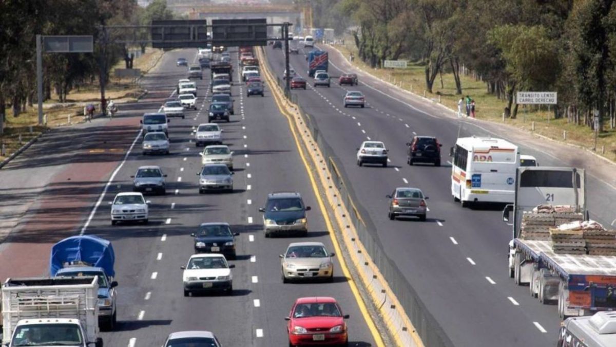 Volcadura de camioneta genera tráfico en la México-Puebla