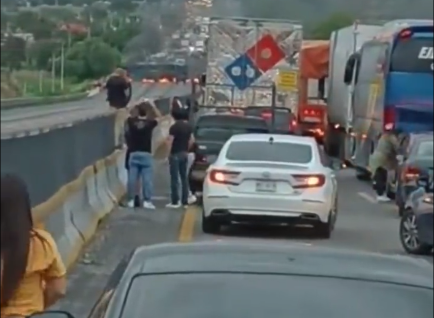 Liberan autopista México-Puebla tras horas de caos y asaltos