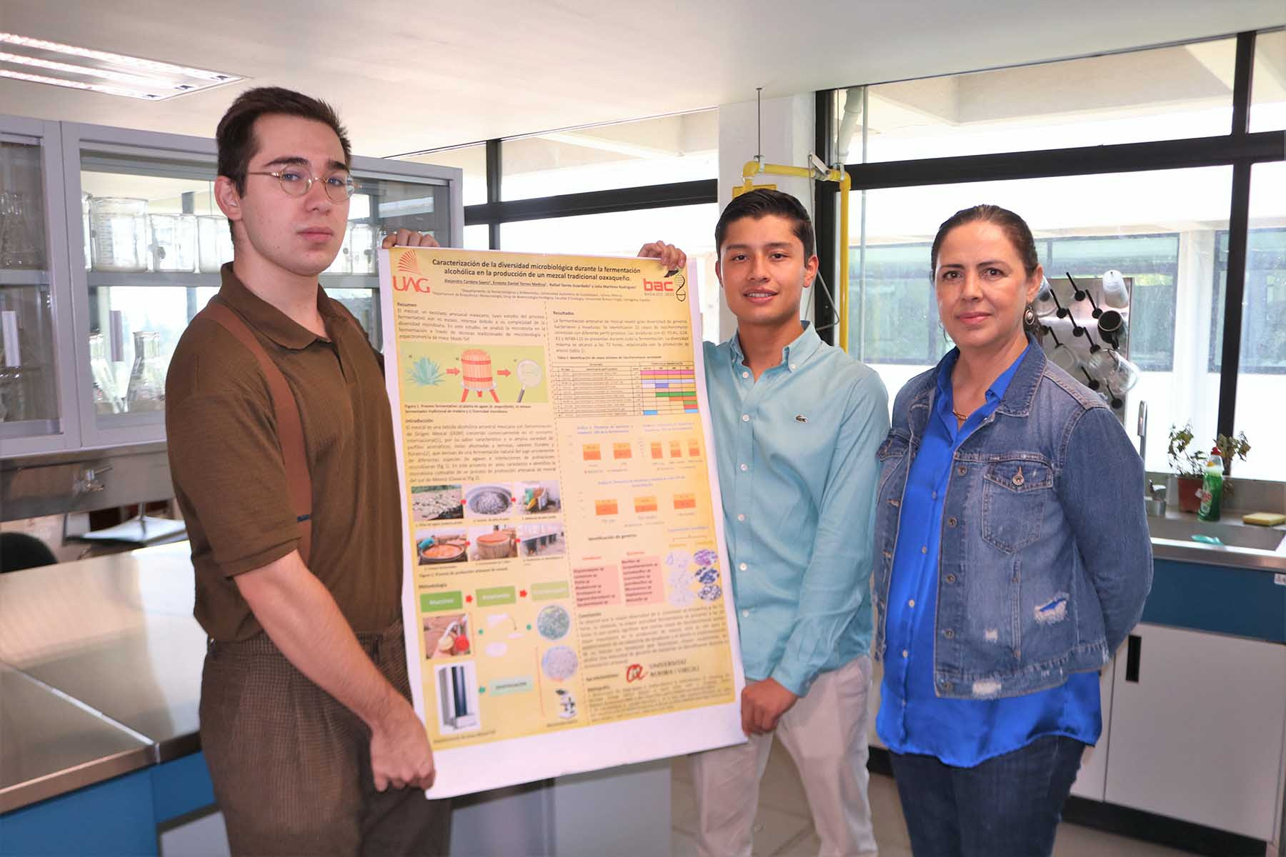 Alumnos de la UAG presentan investigación sobre el mezcal en España 
