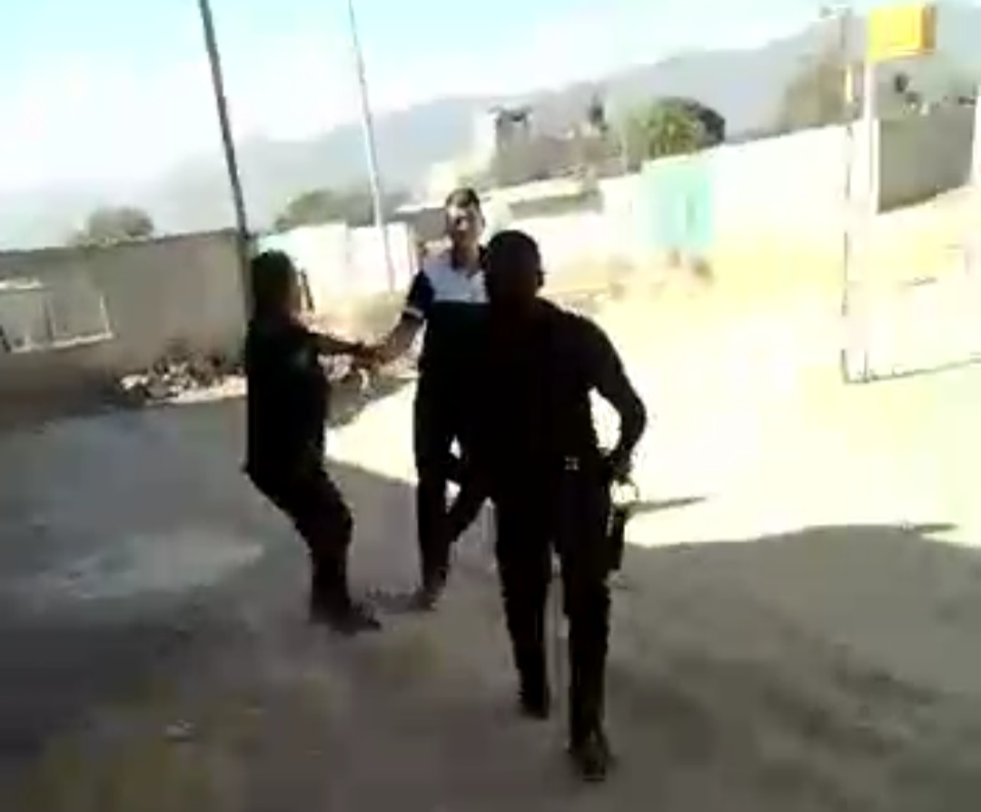VIDEO Policía ahuyenta a disparos a civil durante detención en Miahuatlán