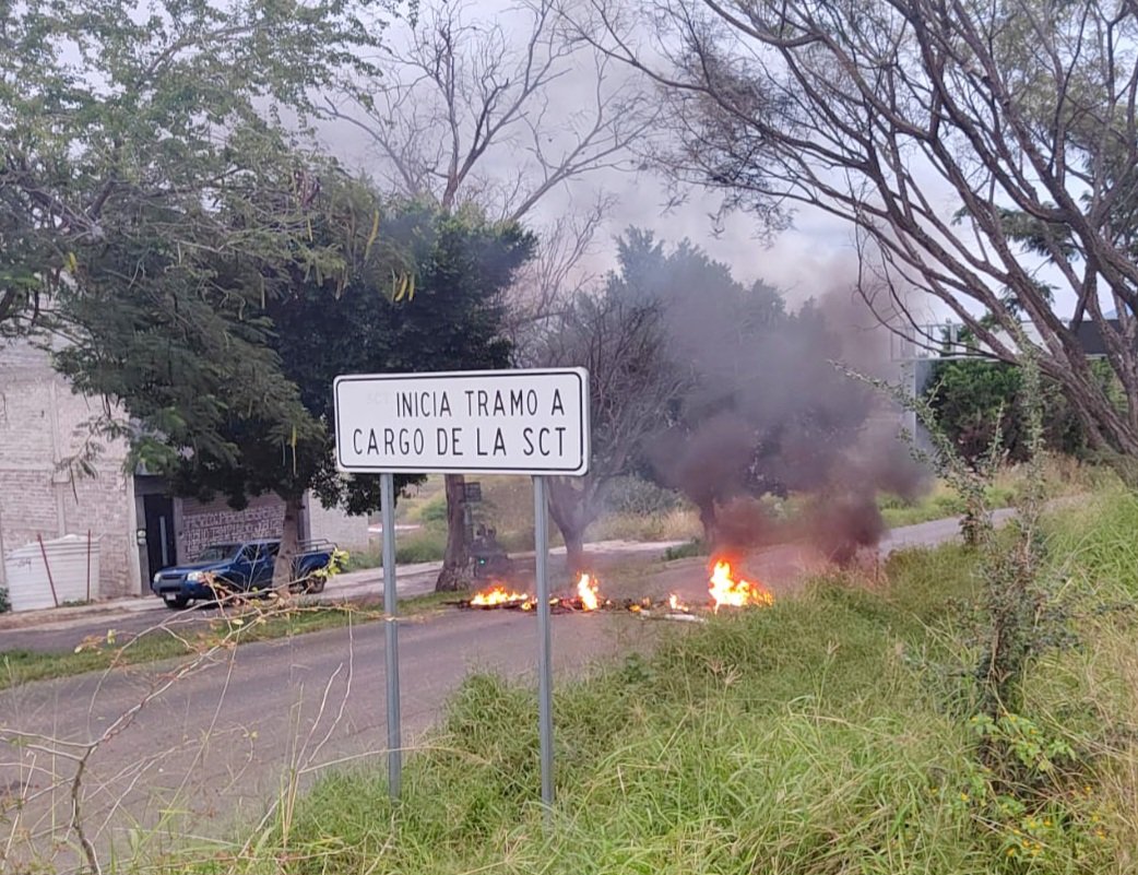 VIDEO Grupos criminales bloquean carreteras en Michoacán