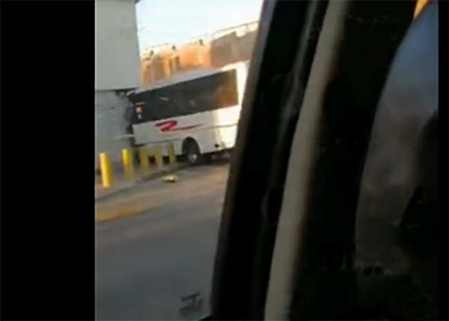VIDEO Micro se va contra casa de la 25 poniente en Puebla; hay dos lesionados