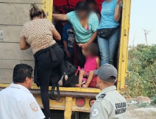 Detectan a 85 migrantes hacinados en camión por Tabasco