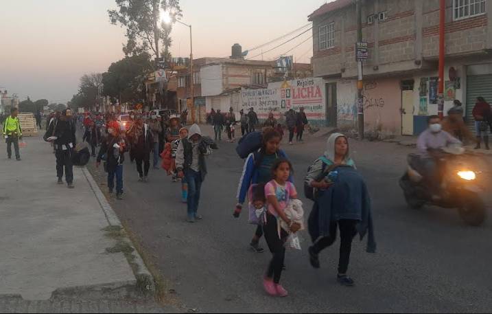 Migrantes cruzan la México-Puebla y llegan a Texmelucan